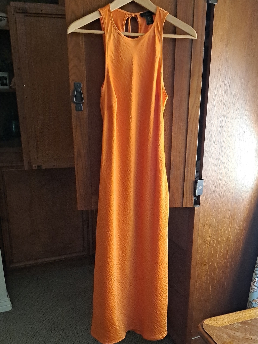 Stunning House of Harlow 1960 Crinkle Satin-Finish Maxi Dress in Vibrant Orange
